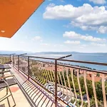 Two Bedroom With Terrace And Sea View Apartament *