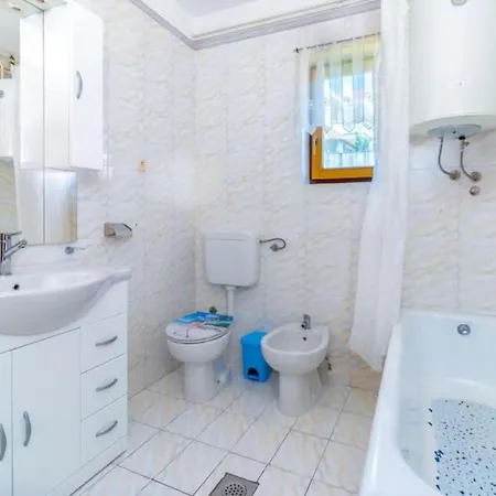 Two Bedroom With Terrace And Sea View Appartement *