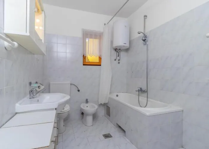 Two Bedroom With Terrace And Sea View *