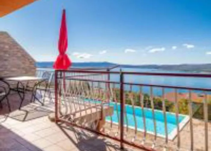 Two Bedroom With Terrace And Sea View *